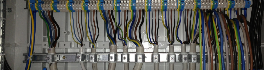 Foto einer Klemmleiste mit aufgelegten Kabeln in einer Elektroverteilung