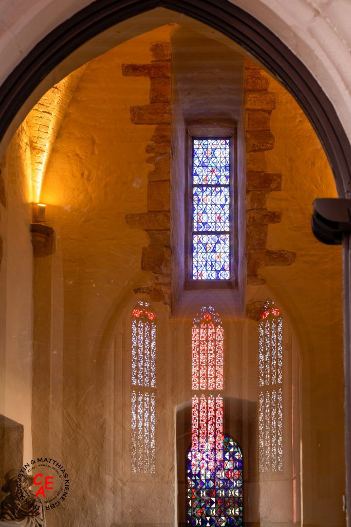 Spiegelung in Glastür Nikolaikirche-Alzey