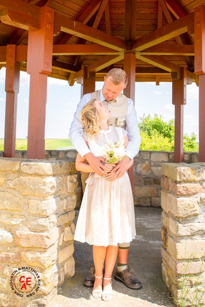Bild eines Hochzeitpaares in Tracht.