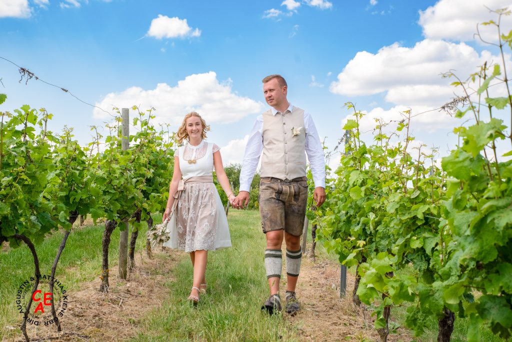 Bild eines Hochzeitpaares in Tracht.