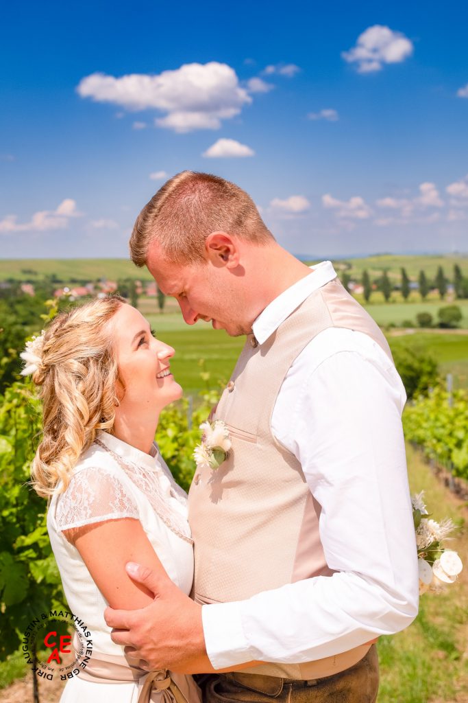 Bild eines Hochzeitpaares in Tracht.