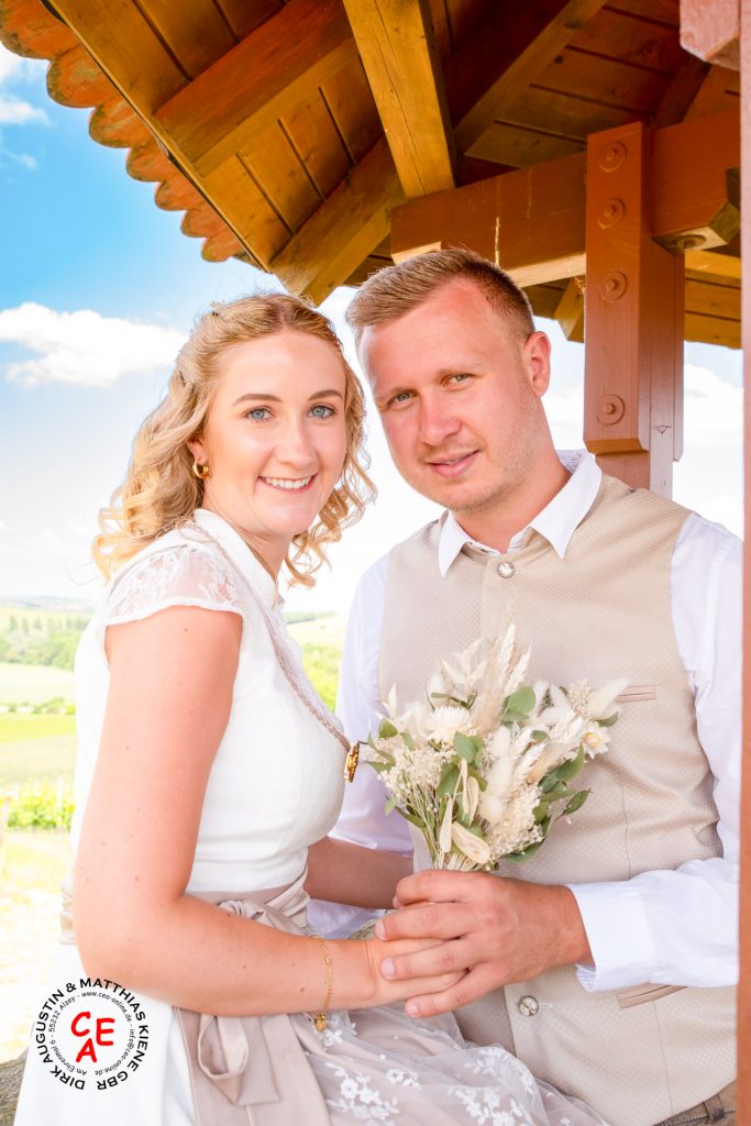 Bild eines Hochzeitpaares in Tracht.