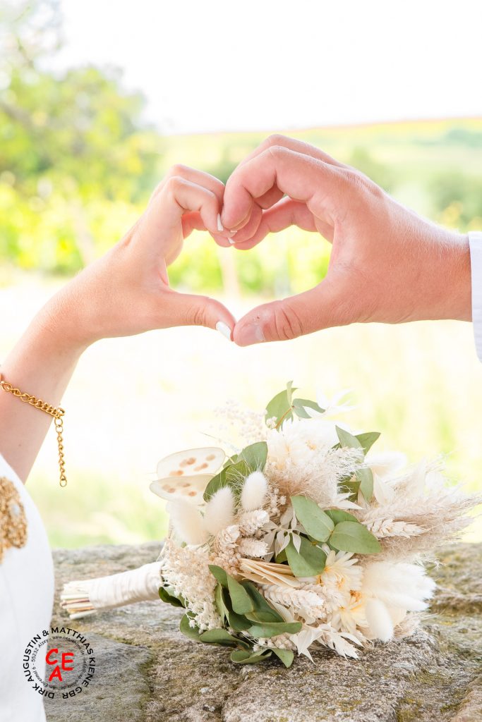 Bild eines Hochzeitpaares in Tracht.