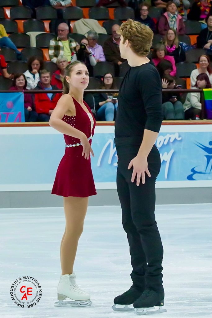 Bild von der Nebelhorn Trophy 2024 in Oberstdorf. Das Bild zeigt ein Paar kurz vor dem Start ihrer Kür.