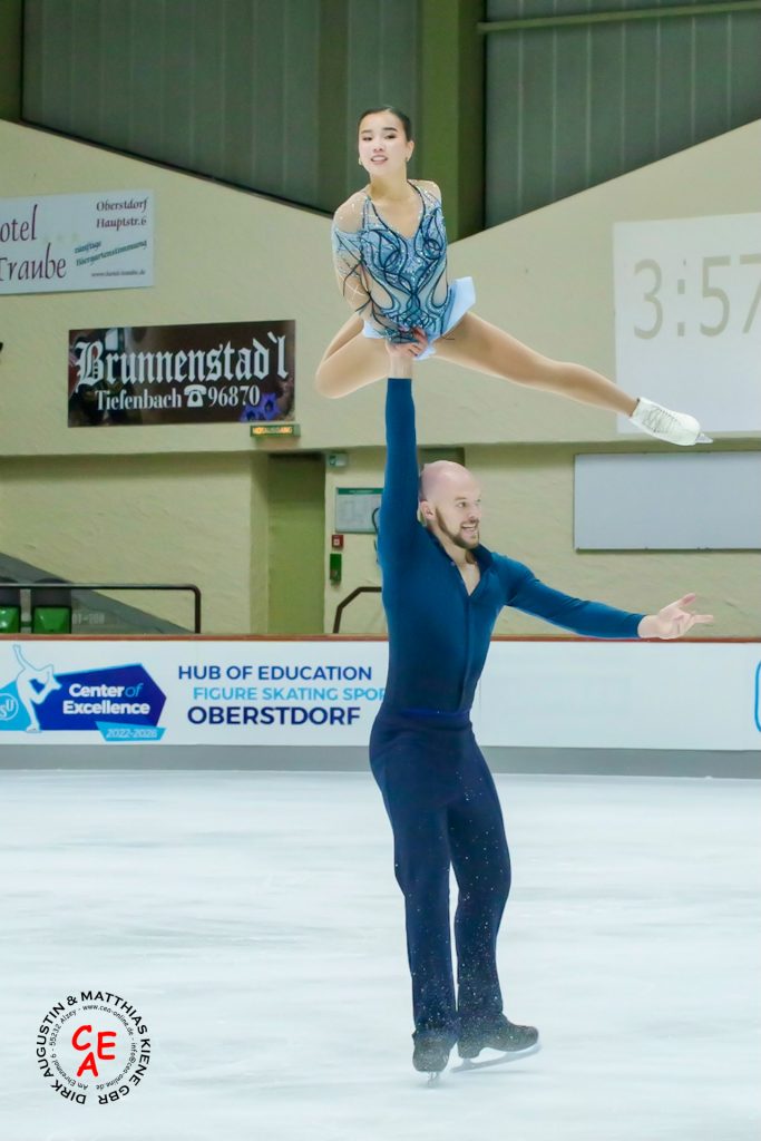 Bild von der Nebelhorn Trophy 2024 in Oberstdorf. Das Bild zeigt ein Paar bei ihrer Kür.