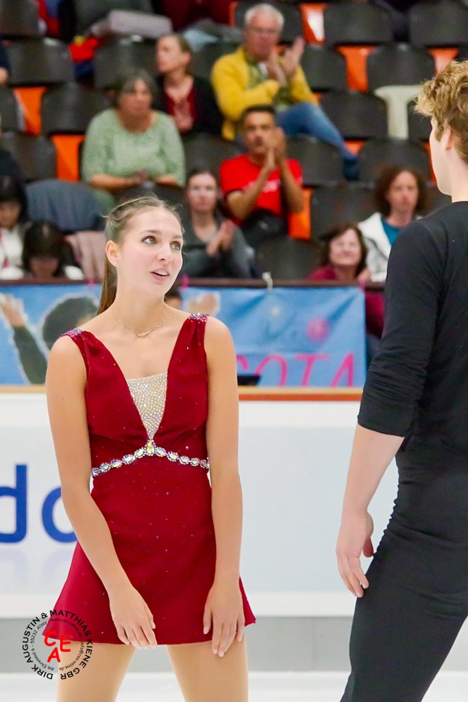 Bild von der Nebelhorn Trophy 2024 in Oberstdorf. Das Bild zeigt ein Paar kurz vor dem Start ihrer Kür.