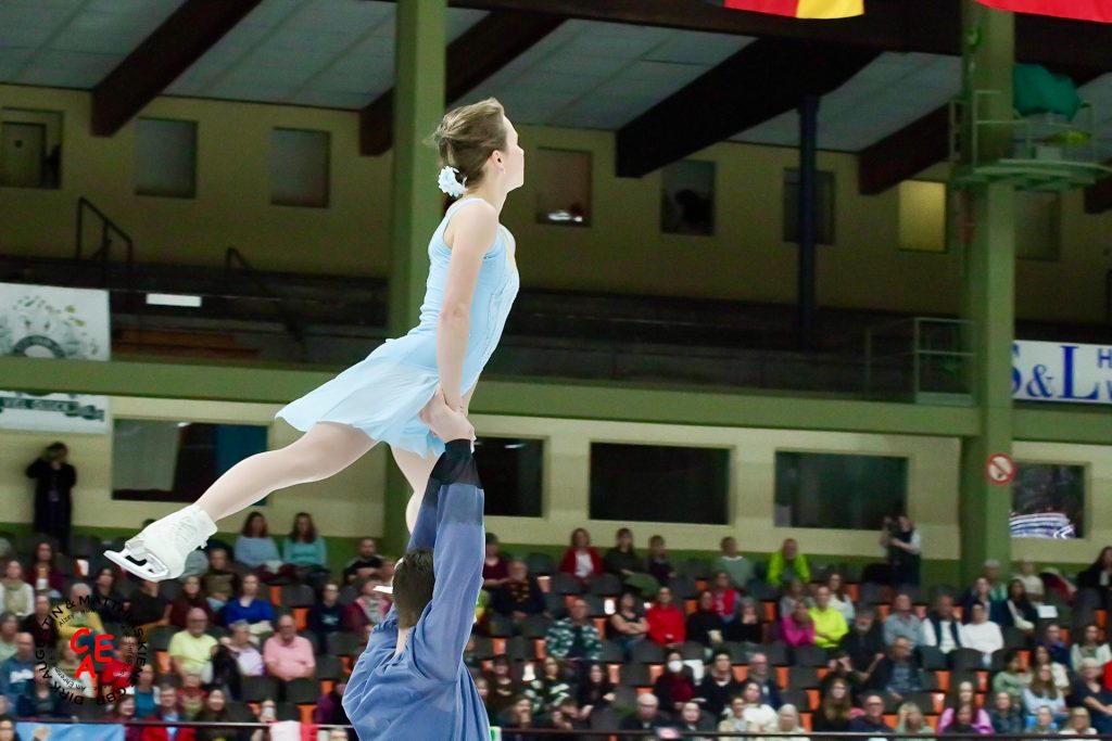 Bild von der Nebelhorn Trophy 2024 in Oberstdorf. Das Bild zeigt ein Paar bei ihrer Kür.