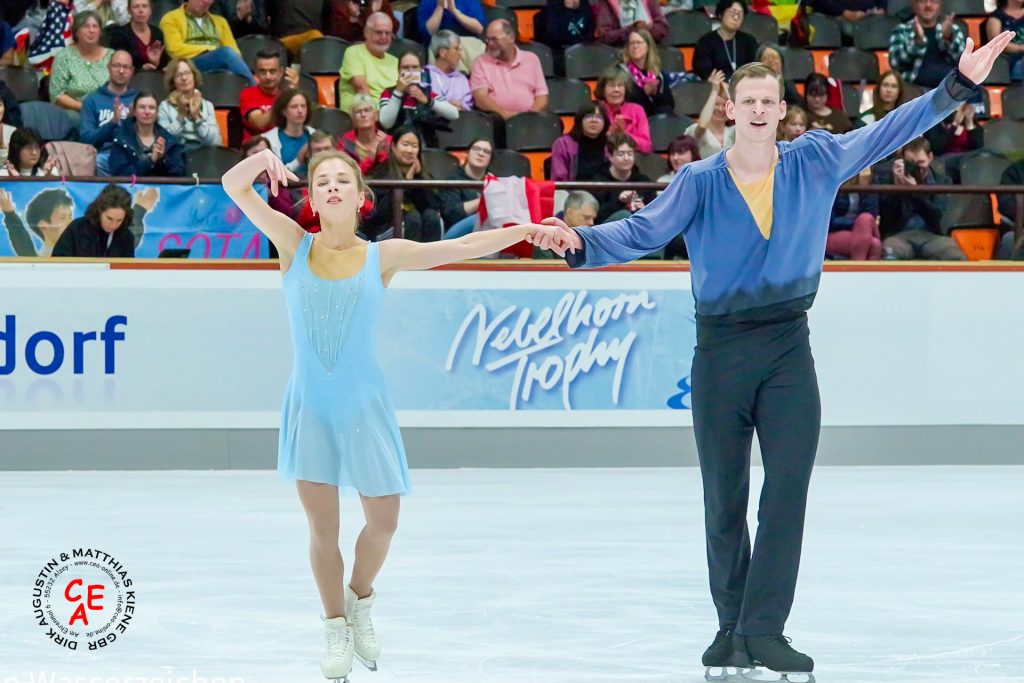 Bild von der Nebelhorn Trophy 2024 in Oberstdorf. Das Bild zeigt ein Paar kurz vor dem Start ihrer Kür.