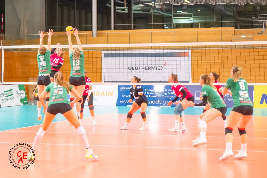 Das Bild zeigt die Mannschaft des TSV Unterhaching 2.VBL bei einem Spielzug.