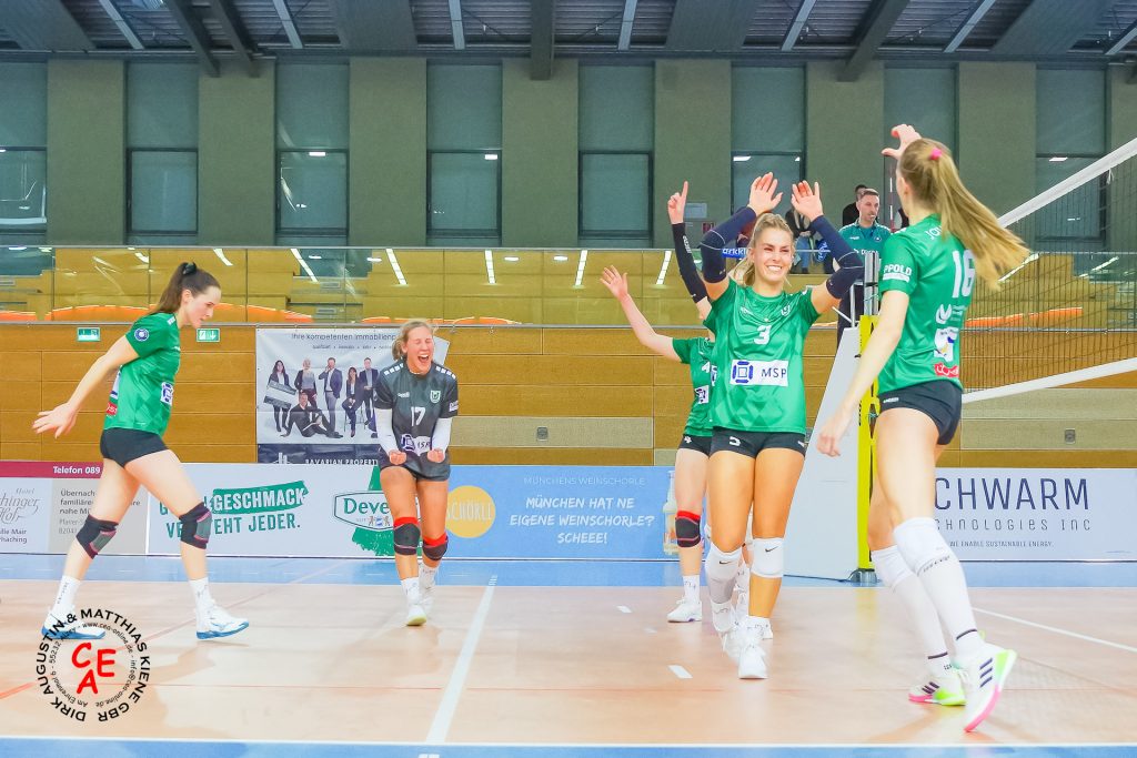 Das Bild zeigt die Mannschaft des TSV Unterhaching 2.VBL beim Jubel nach einem Punktgewinn.