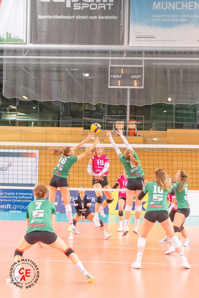 Das Bild zeigt die Mannschaft des TSV Unterhaching 2.VBL bei einem Spielzug.