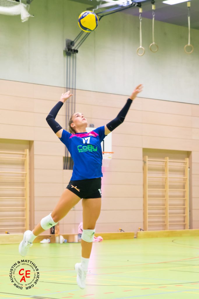 Das Bild zeigt die Volleyballspielerin Sonja Schweiger beim Aufschlag.