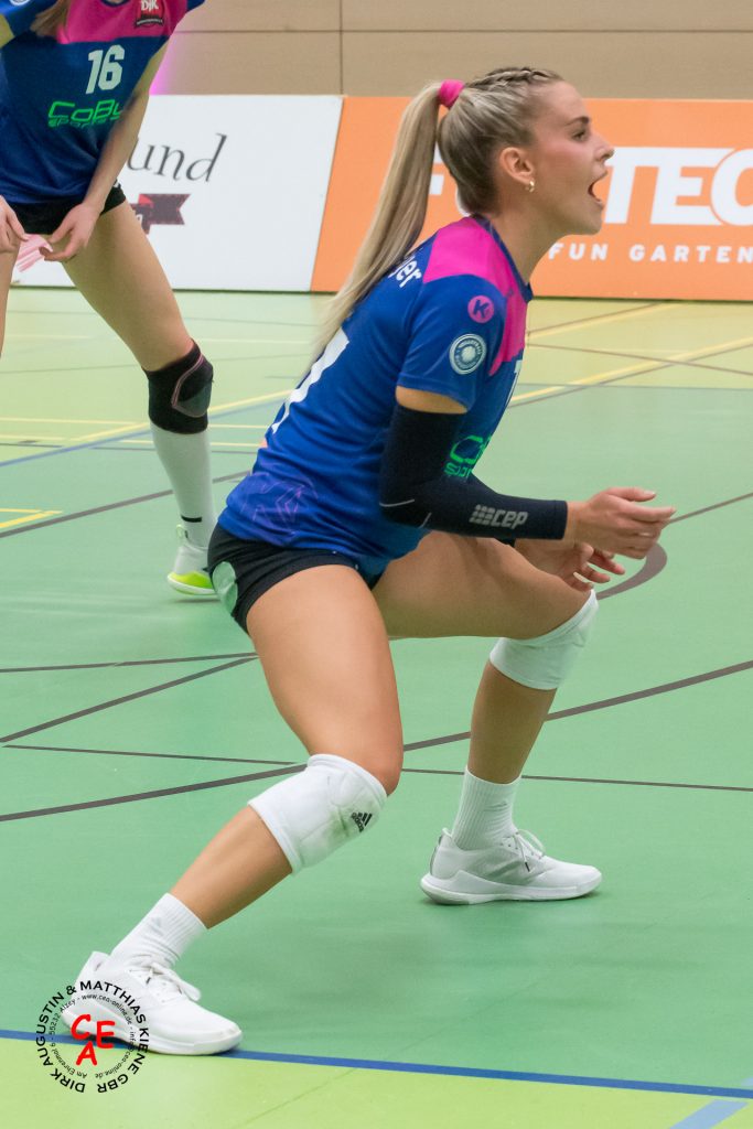 Das Bild zeigt die Volleyballspielerin Sonja Schweiger beim gegnerischen Aufschlag.