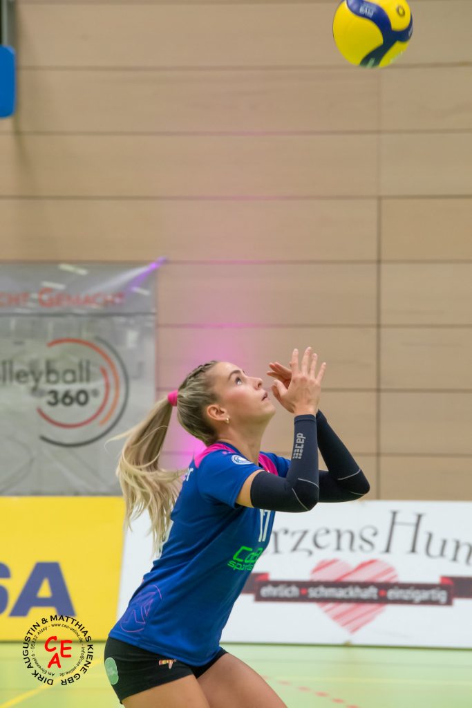 Das Bild zeigt die Volleyballspielerin Sonja Schweiger beim Aufschlag.