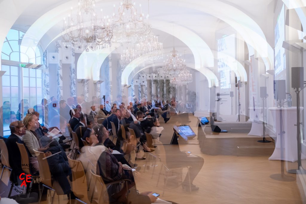 Dokumentation einer Tagung. Tagungsraum - mit Teilnehmern - Mehrfachbelichtung