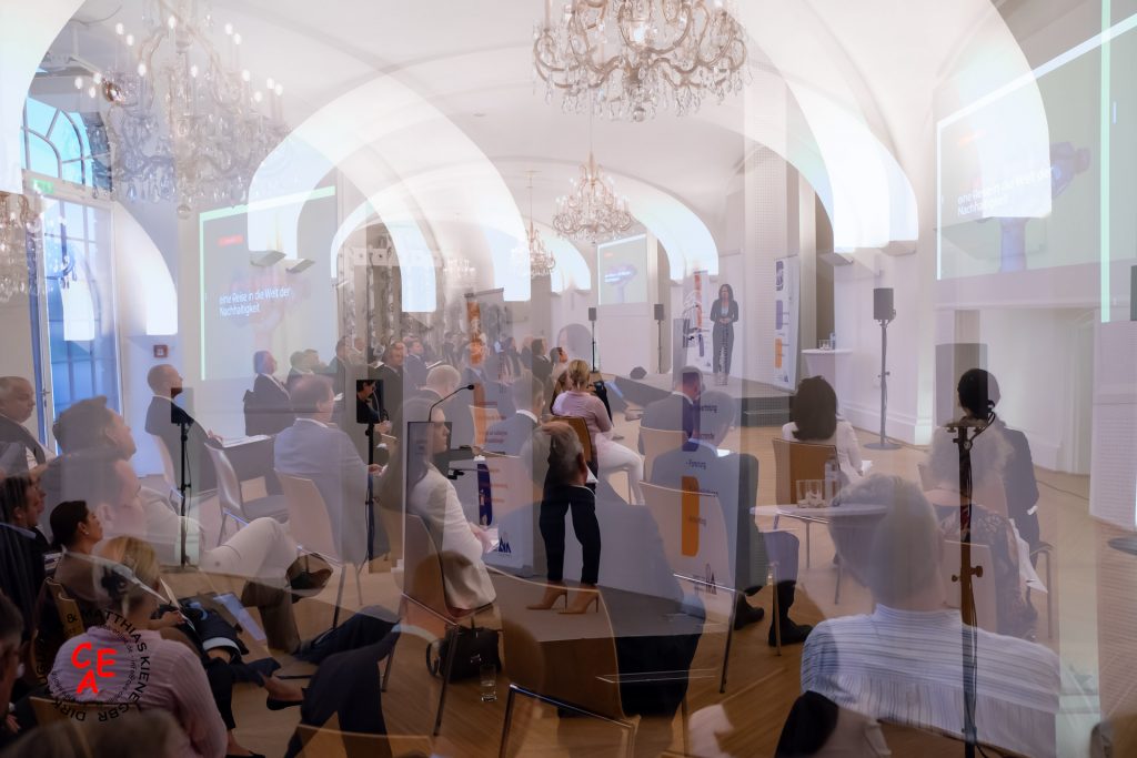 Dokumentation einer Tagung. Tagungsraum - mit Teilnehmern - Mehrfachbelichtung