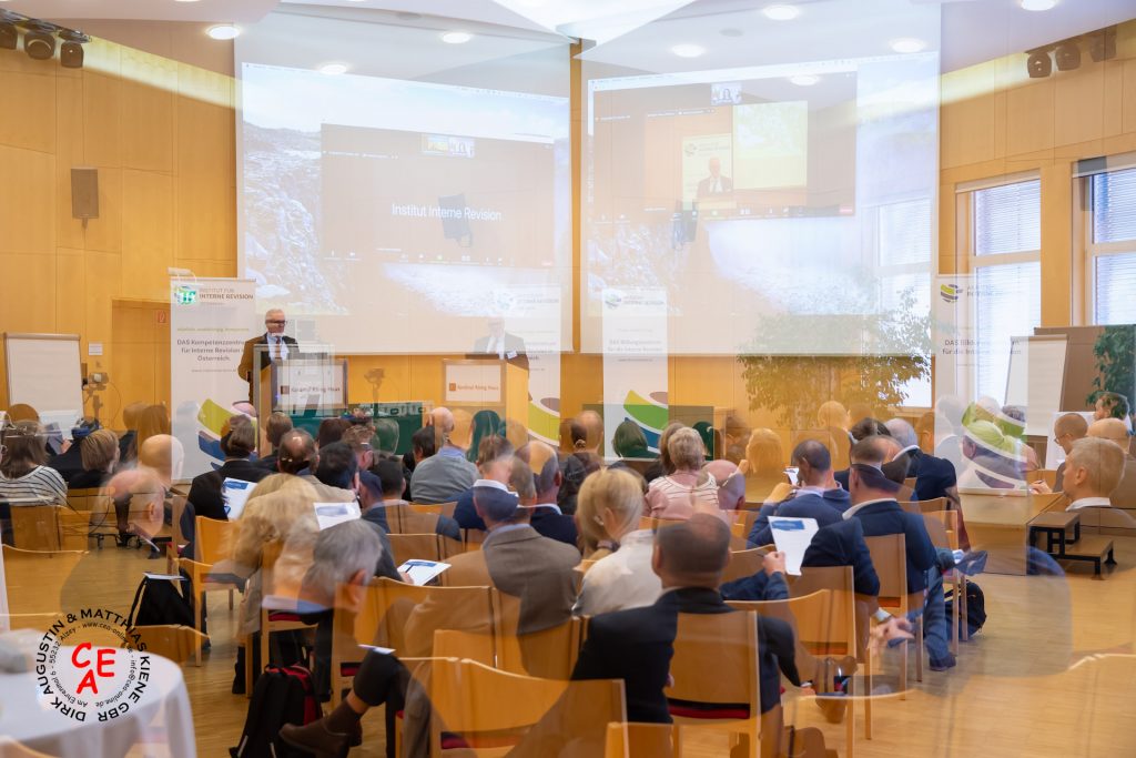 Dokumentation einer Tagung. Tagungsraum - leer - Mehrfachbelichtung