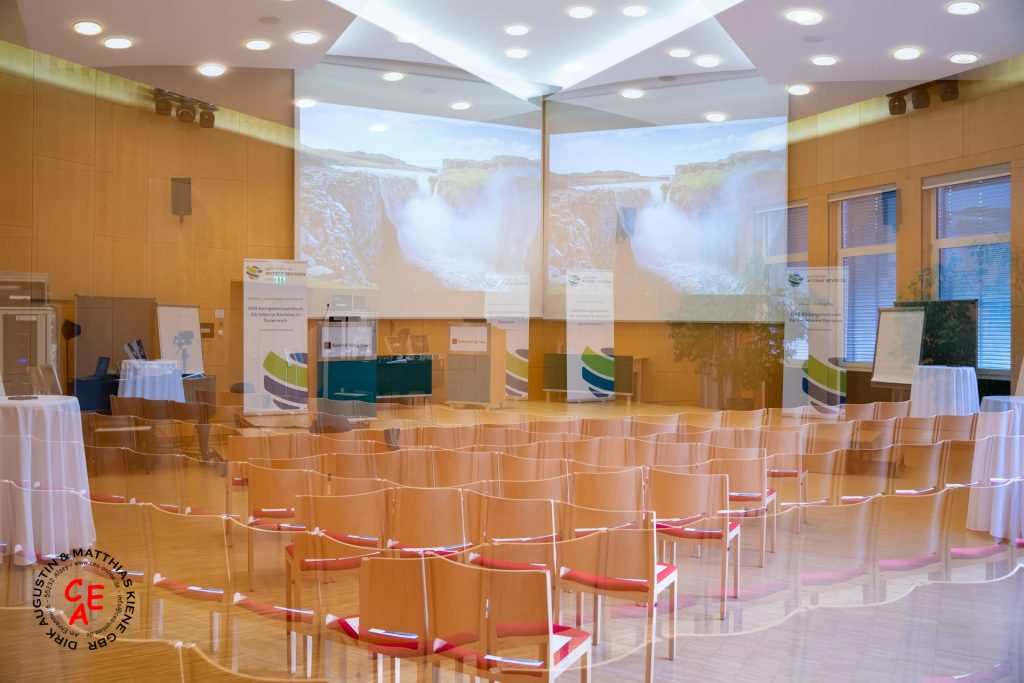 Dokumentation einer Tagung. Tagungsraum - leer - Mehrfachbelichtung