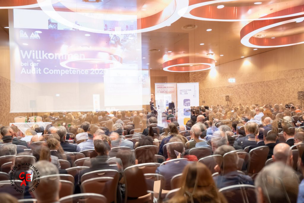 Dokumentation einer Tagung. Tagungsraum - mit Teilnehmern - Mehrfachbelichtung