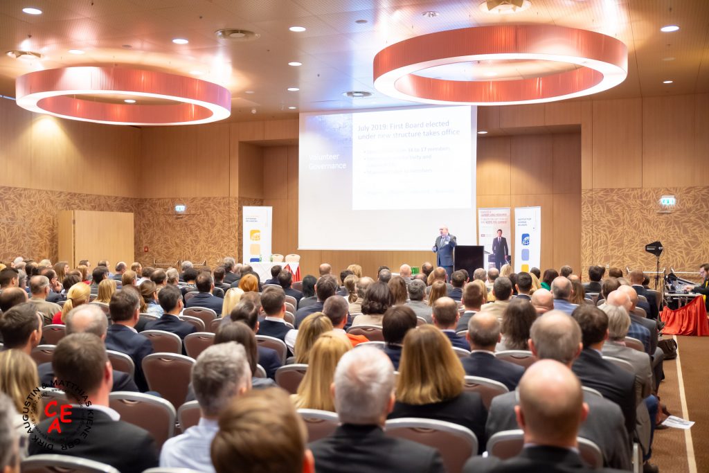 Dokumentation einer Tagung. Tagungsraum - mit Teilnehmern