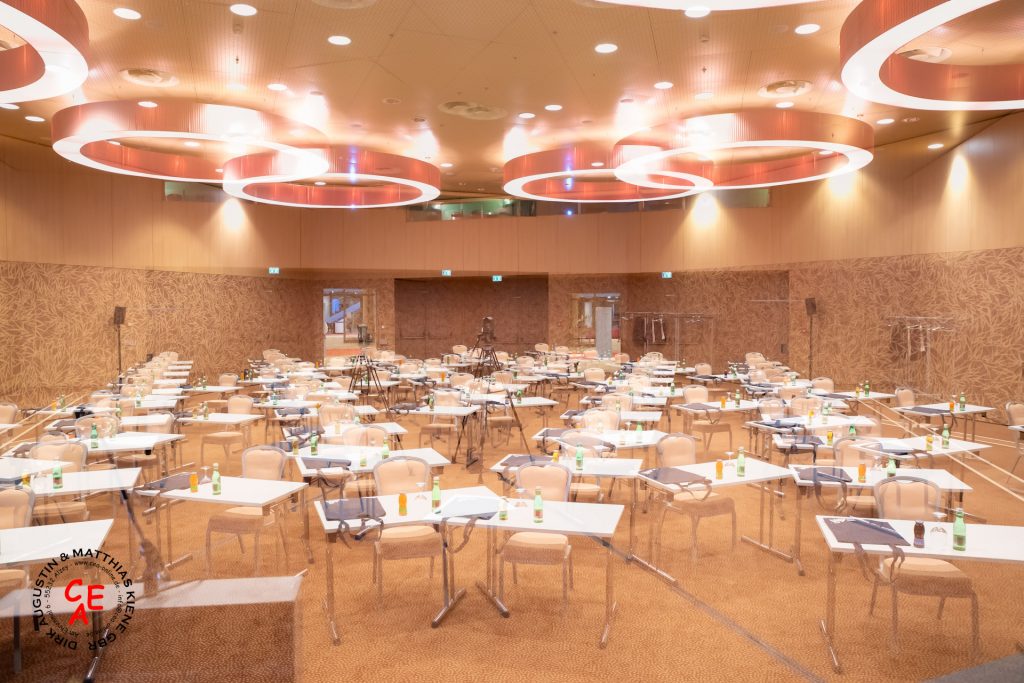 Dokumentation einer Tagung. Tagungsraum - leer - Mehrfachbelichtung