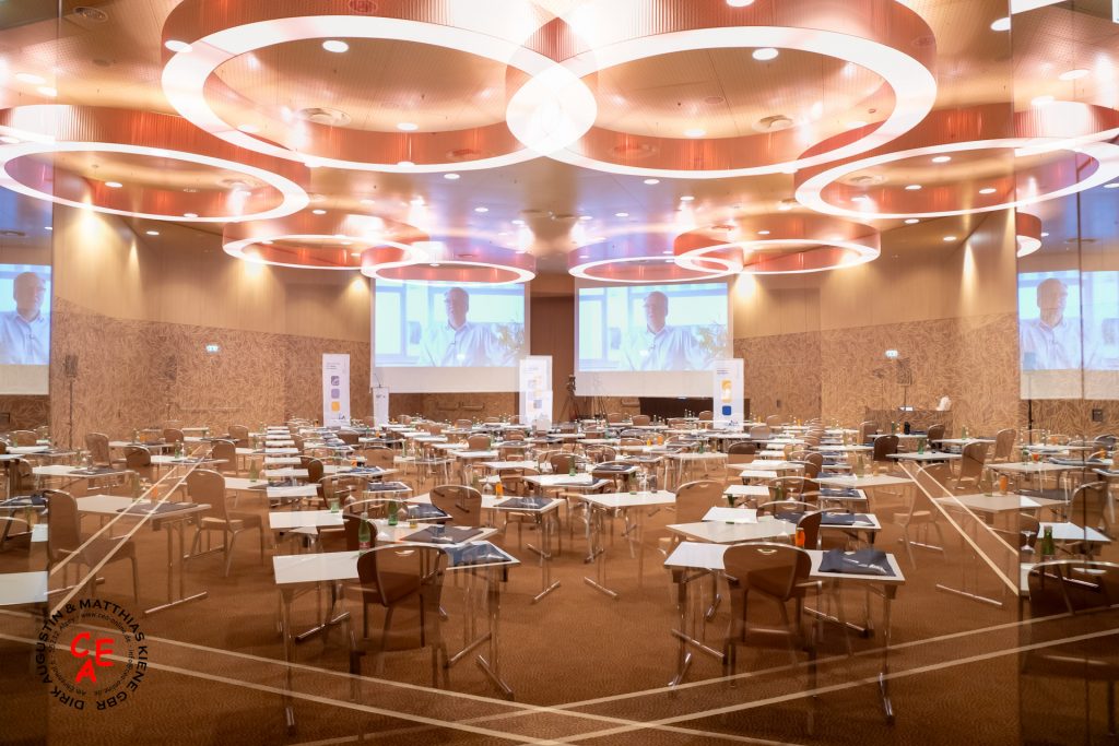 Dokumentation einer Tagung. Tagungsraum - leer - Mehrfachbelichtung